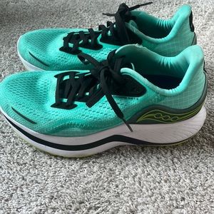 Women’s Size 8 Saucony Endorphin Shift 2